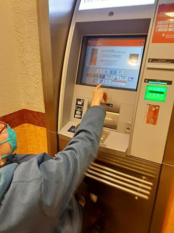 Tanja am Bankautomat